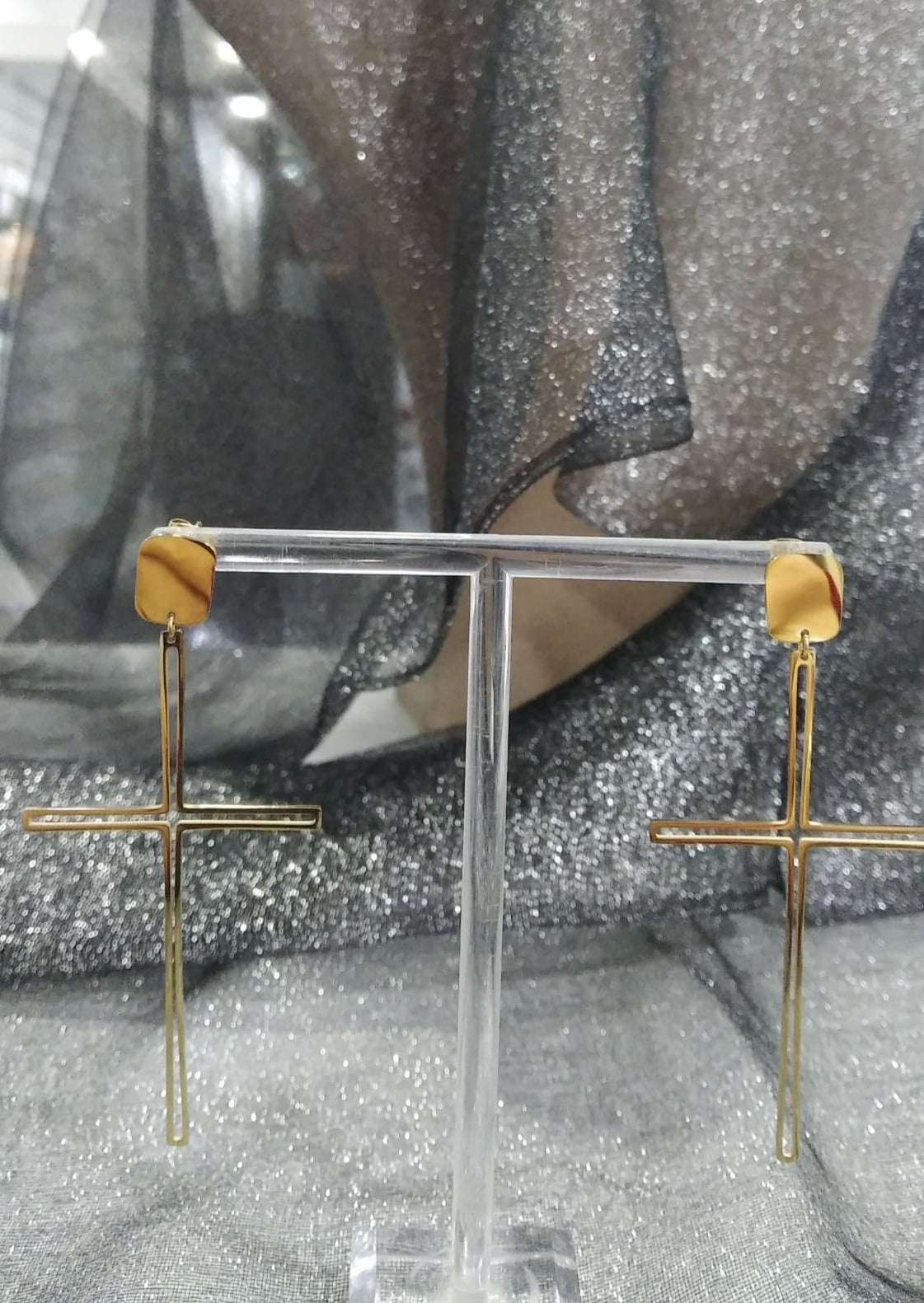 Pendientes cruces en acero.