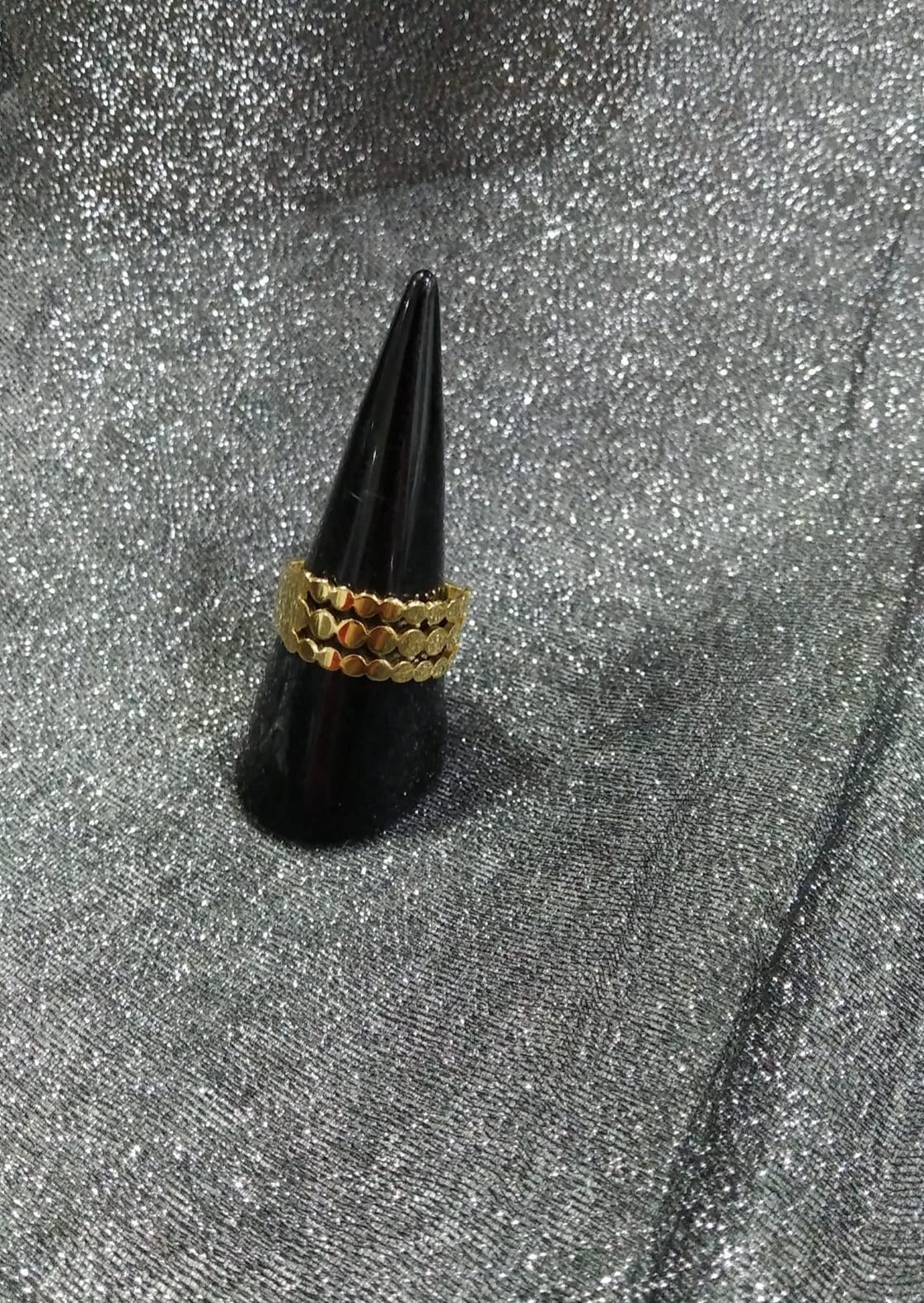 Anillos de acero plateado puntos.