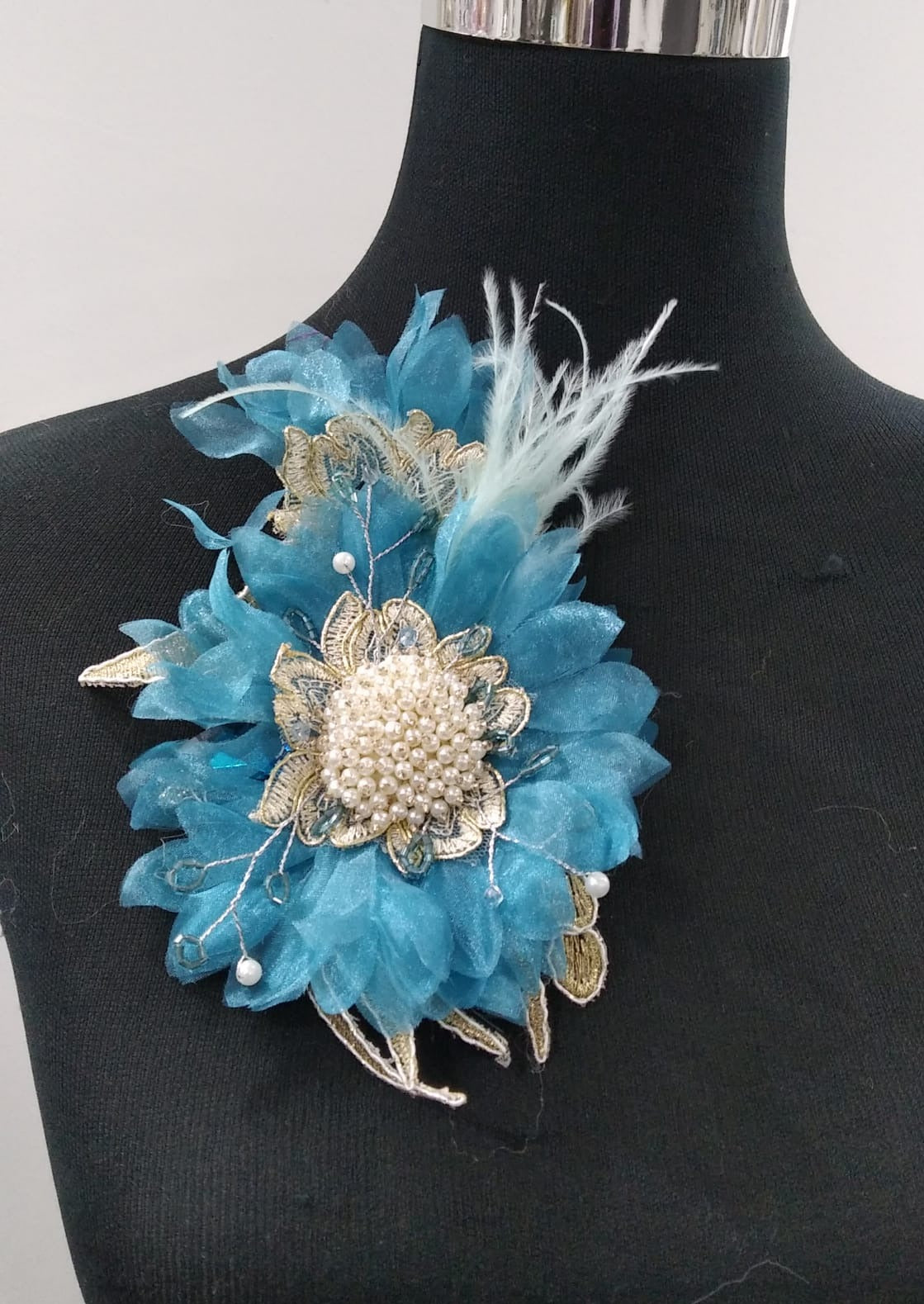 Broche con plumas cristal, perlas, color aguamarina
