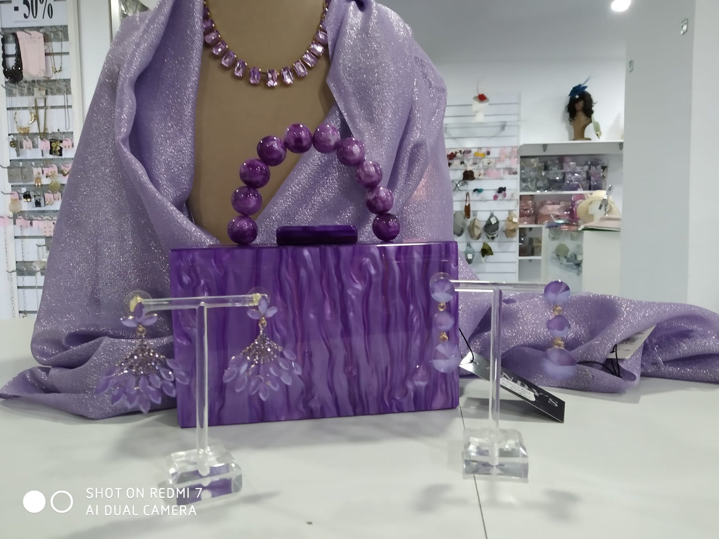 Bolso con asa bolas morado