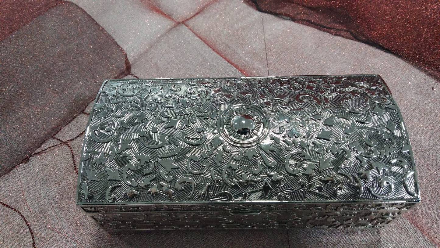Joyero caja metal repujada 17 cm.