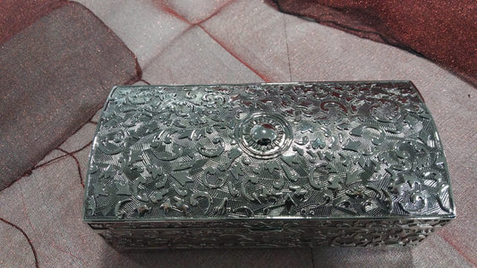 Joyero caja metal repujada 17 cm.