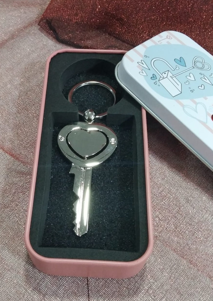 Llavero llave con corazón en caja de metal