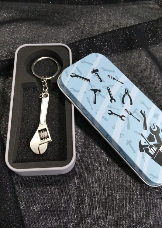 Llavero en lata llave inglesa