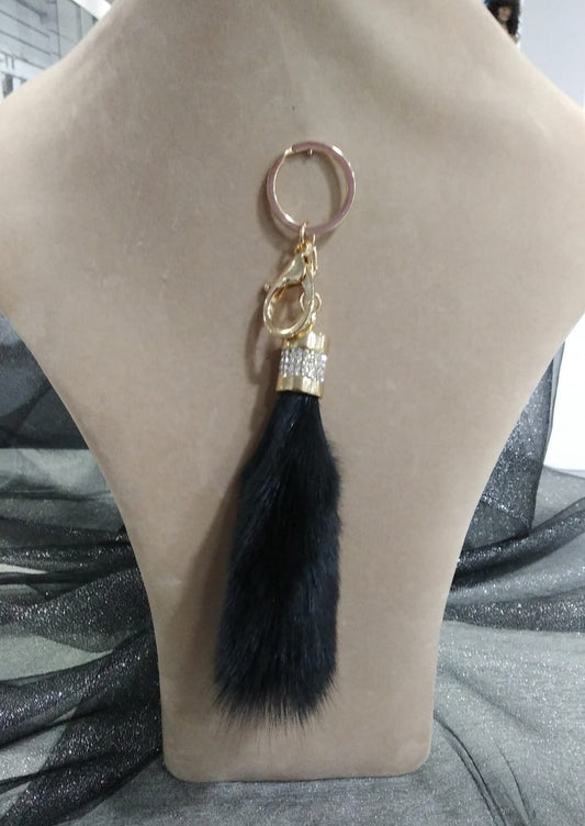 Llavero negro pelo con cristal.