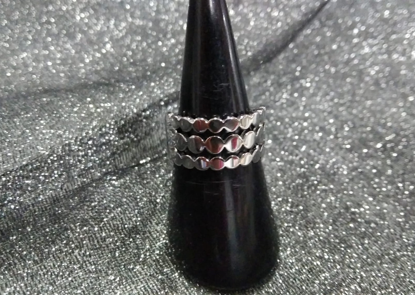 Anillos de acero plateado puntos.