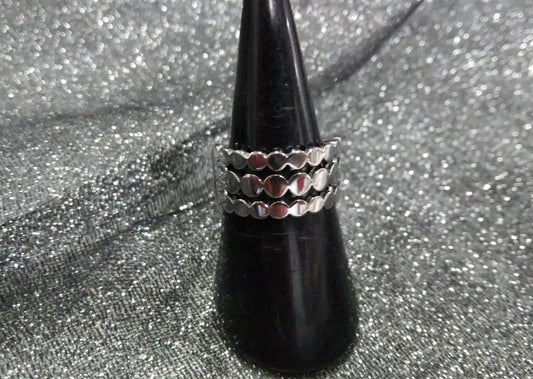 Anillos de acero plateado puntos.