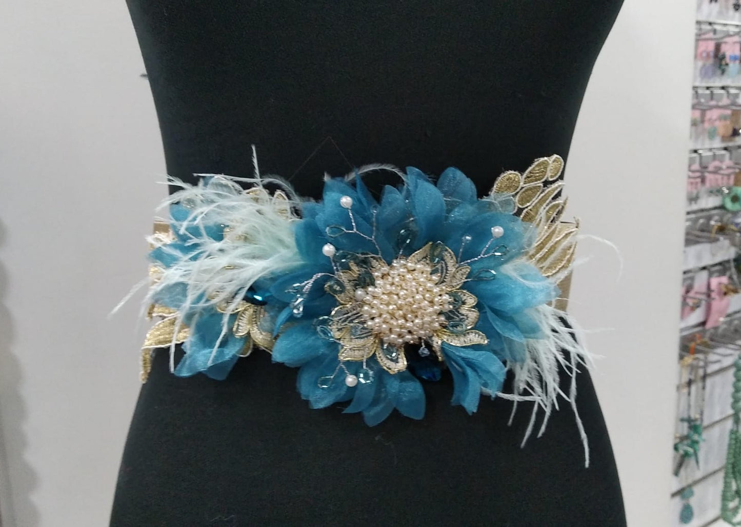 Cinturón, aguamarina, plumas, perlas y cristal