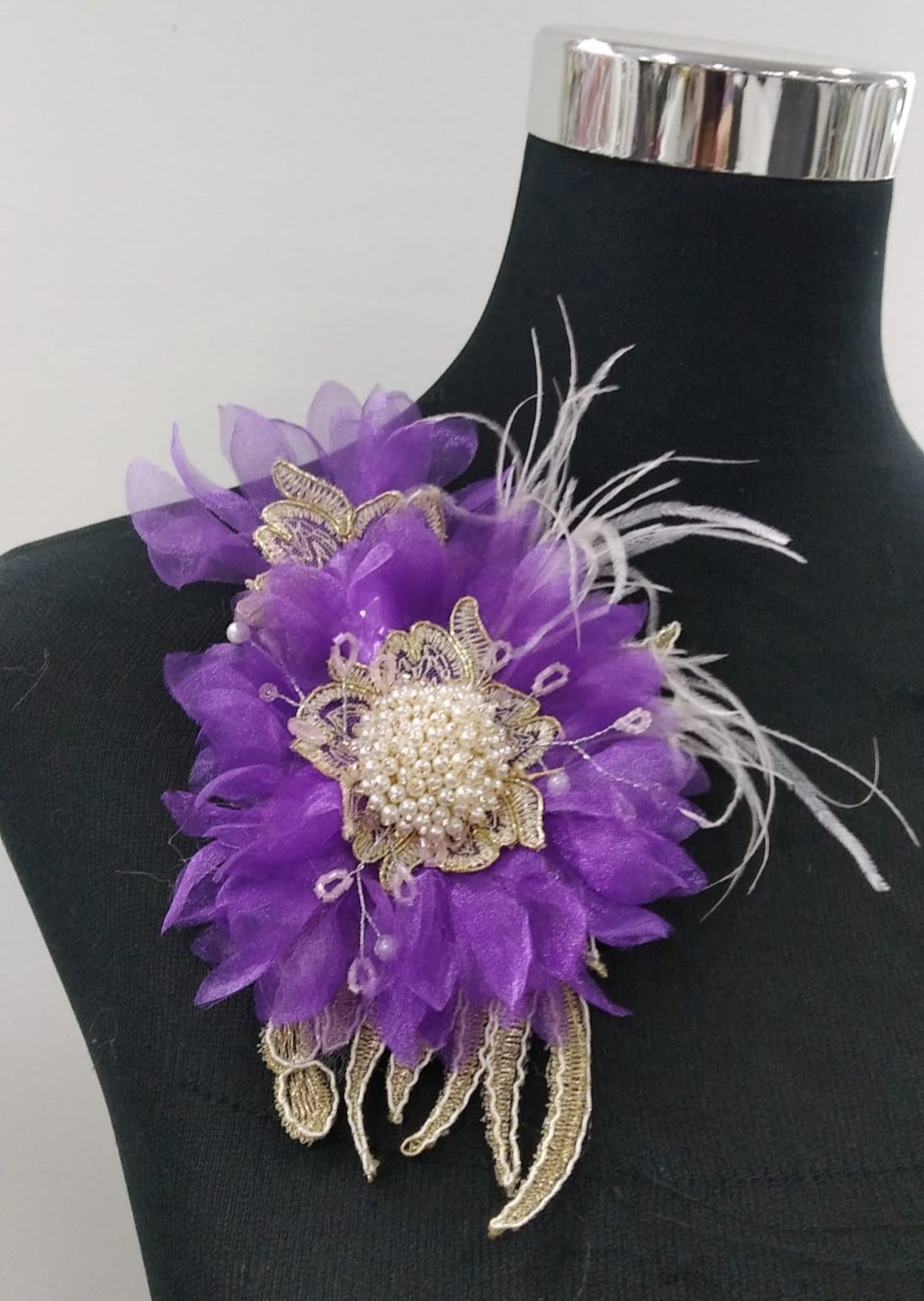 Broche morado con plumas cristal y perlas