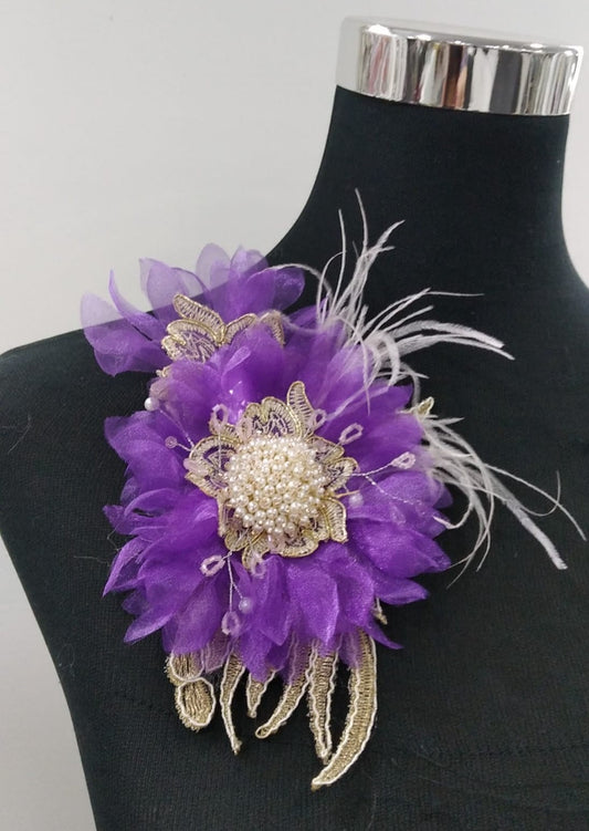 Broche morado con plumas cristal y perlas