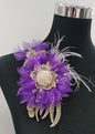 Broche morado con plumas cristal y perlas