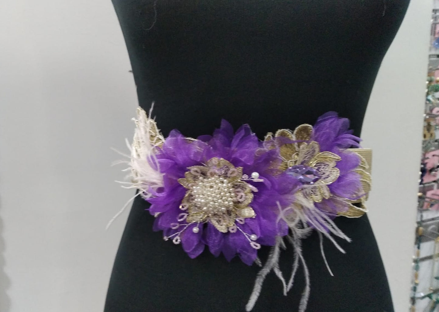 Cinturón morado, con plumas, cristal y perlas
