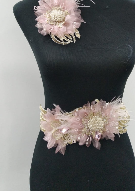 Cinturón dorado con perlas , cristal y plumas, nude