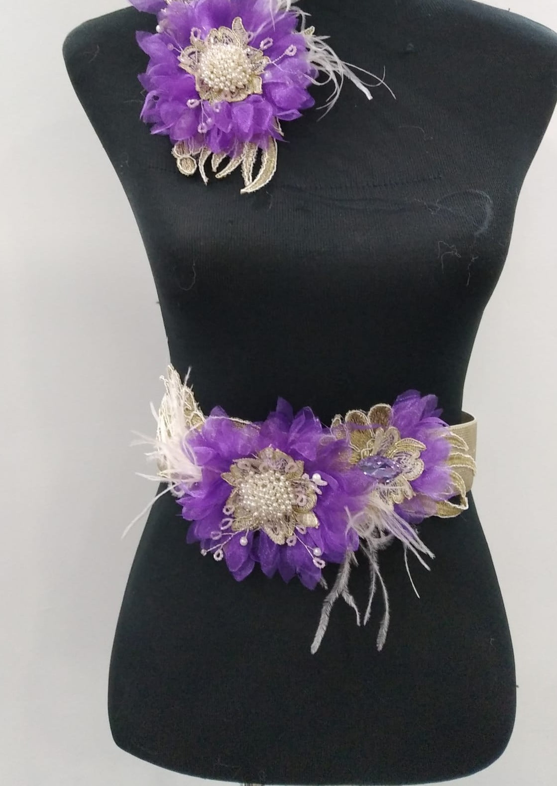 Cinturón morado, con plumas, cristal y perlas