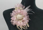 Broche rosa nude, con plumas, cristal y perlas