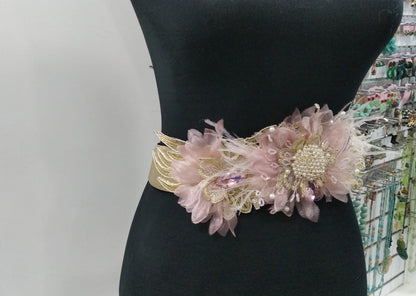 Cinturón dorado con perlas , cristal y plumas, nude