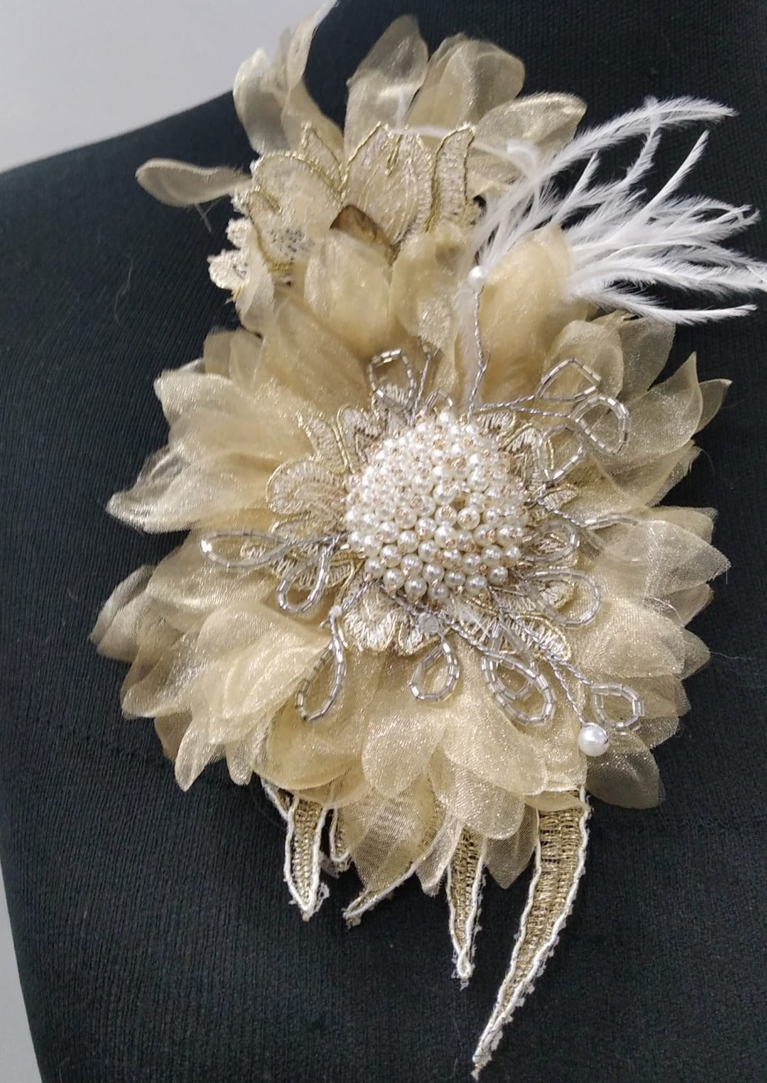 Broche con plumas y perlas