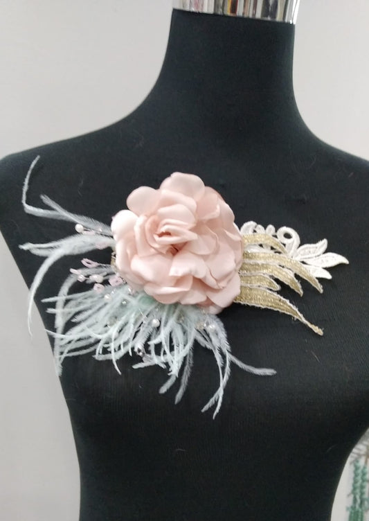 Broche flor con plumas