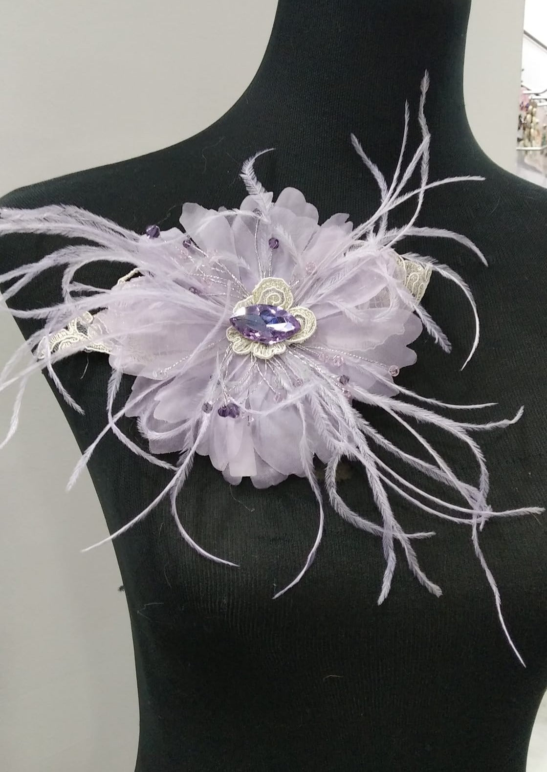 Broche con plumas y cristal malva