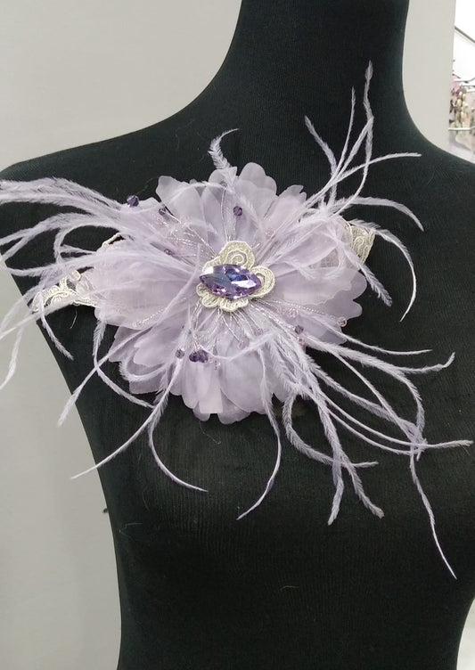 Broche con plumas y cristal malva
