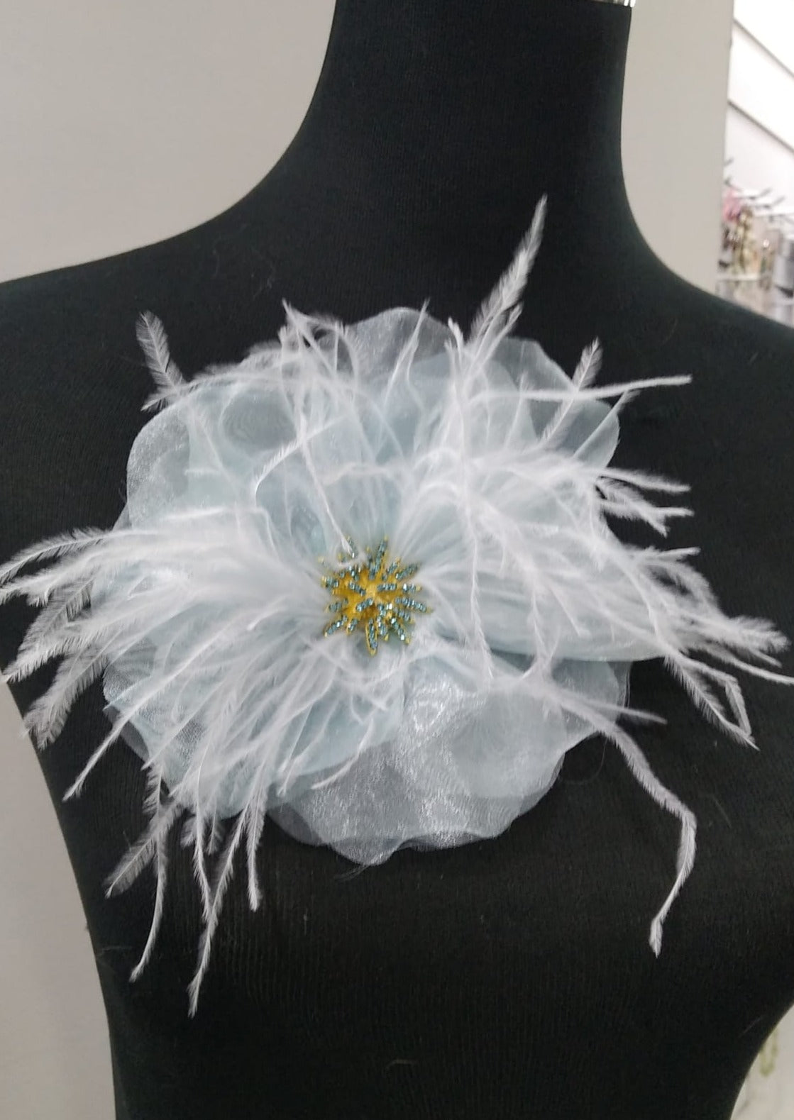 Broche con plumas y cristal, aguamarina