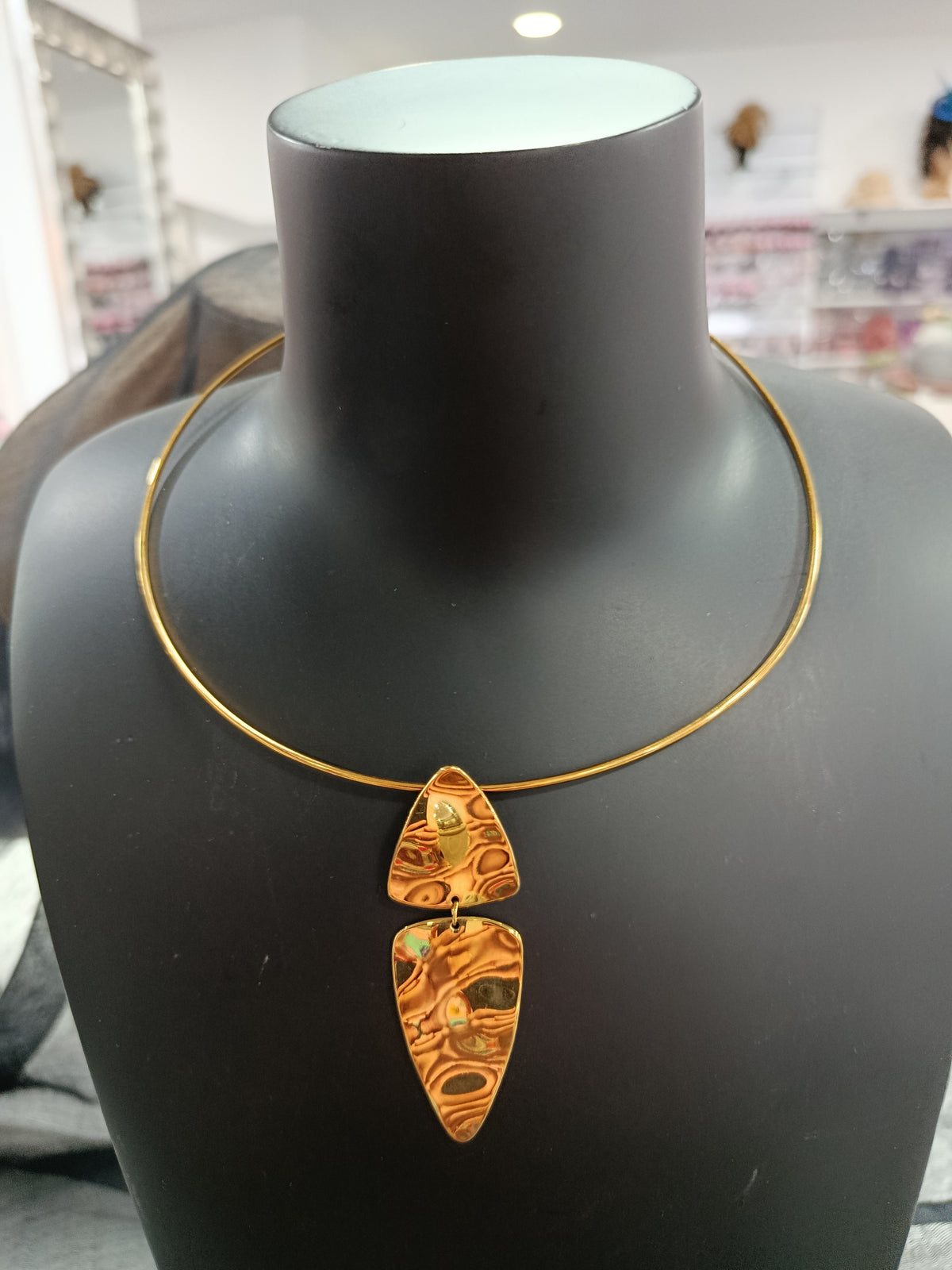 Chocket gargantilla rígida de acero dorado