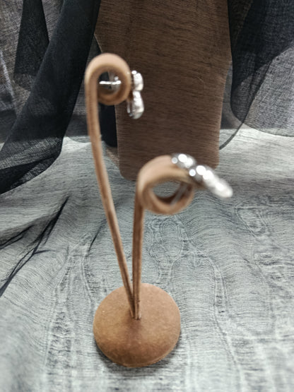 Pendientes acero cuadrados pegados, Moments