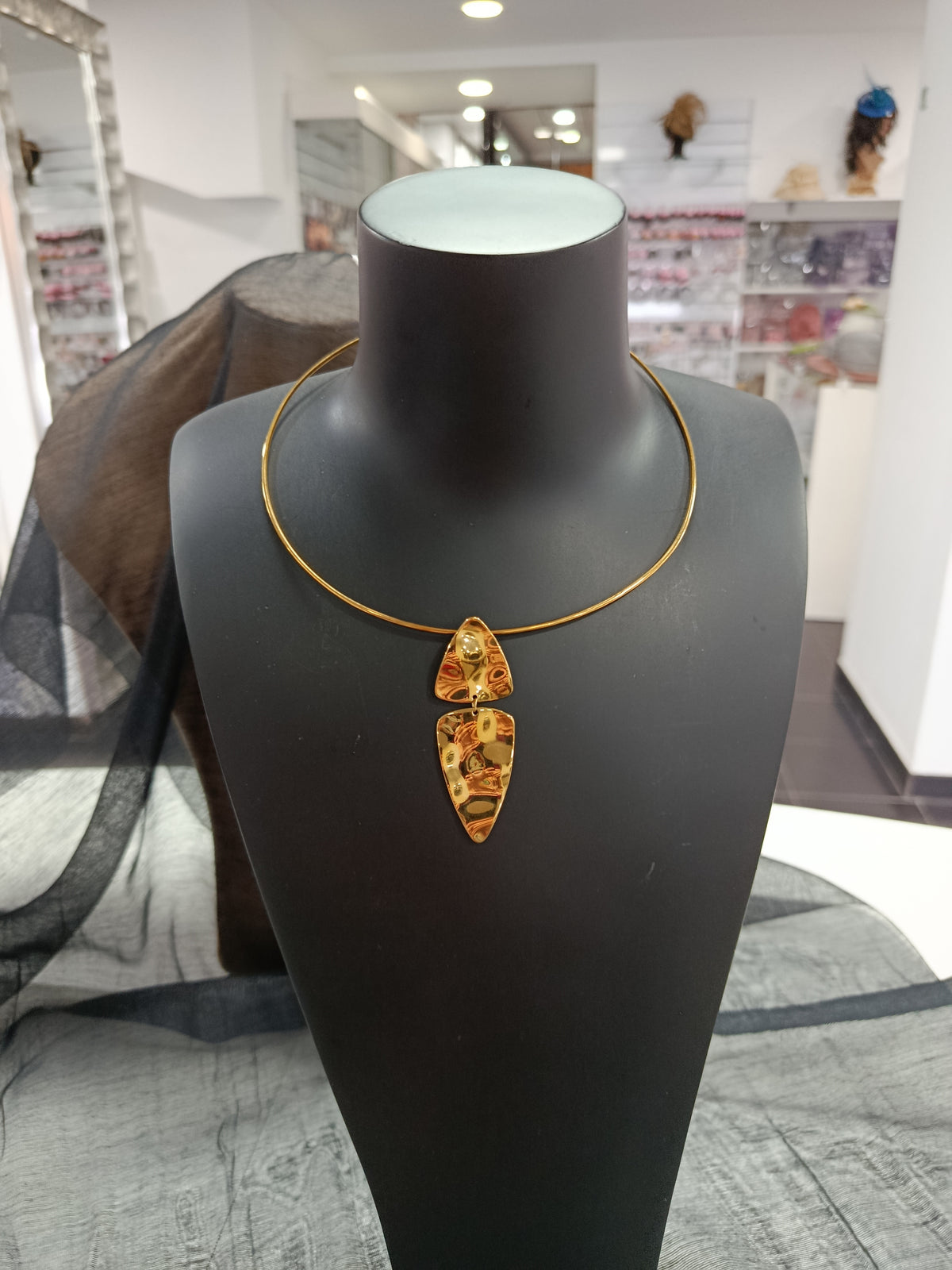 Chocket gargantilla rígida de acero dorado