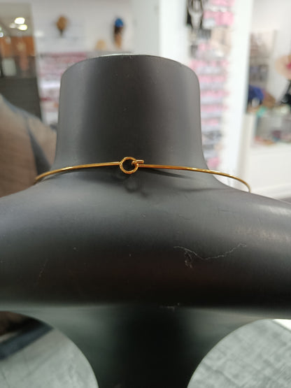 Chocket gargantilla rígida de acero dorado