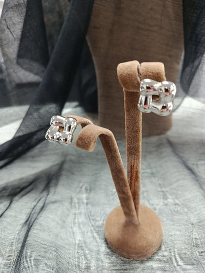 Pendientes acero cuadrados pegados, Moments