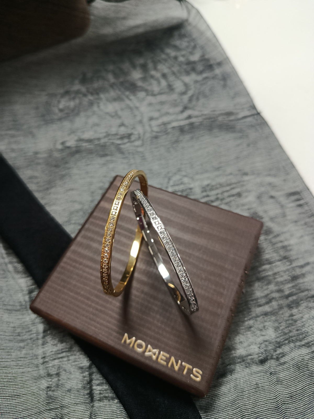 Brazalete rígido acero, plateado y dorado, con cristal, Moments
