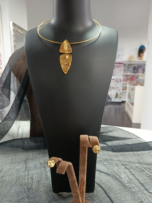 Chocket gargantilla rígida de acero dorado