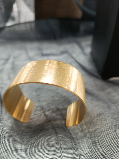 Brazalete acero dorado mate rígido