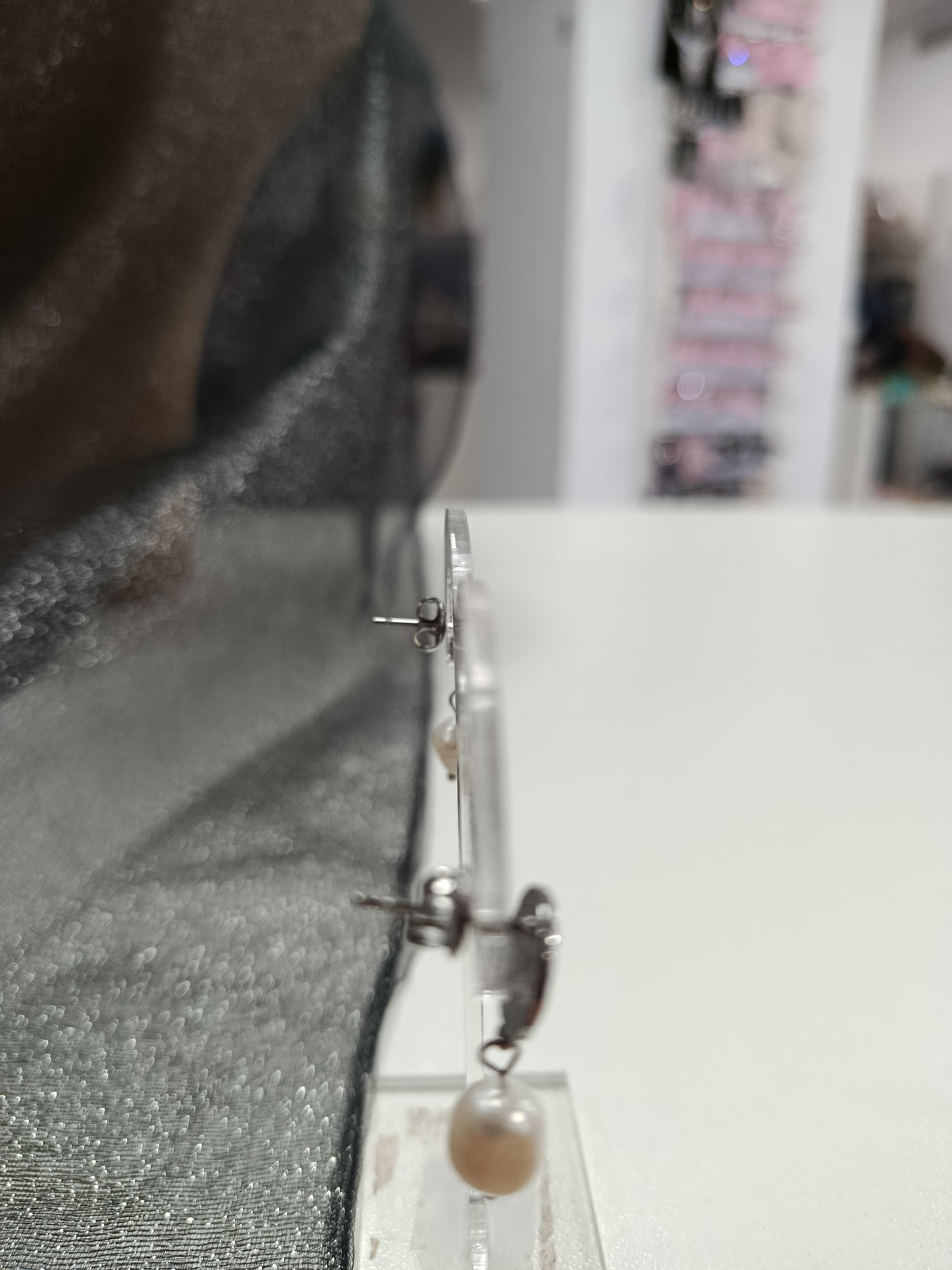 Pendientes acero y perlas, Moments