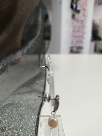 Pendientes acero y perlas, Moments