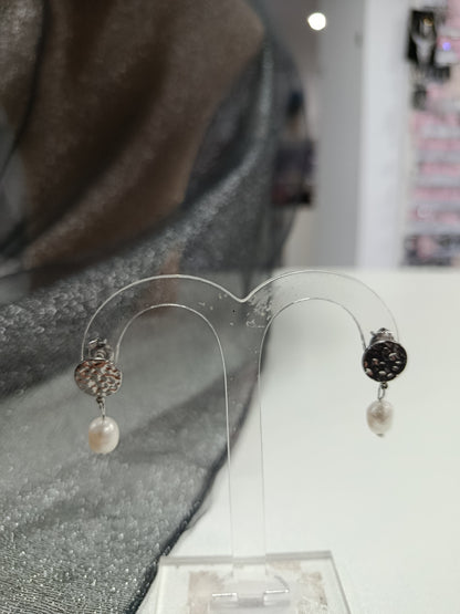 Pendientes acero y perlas, Moments