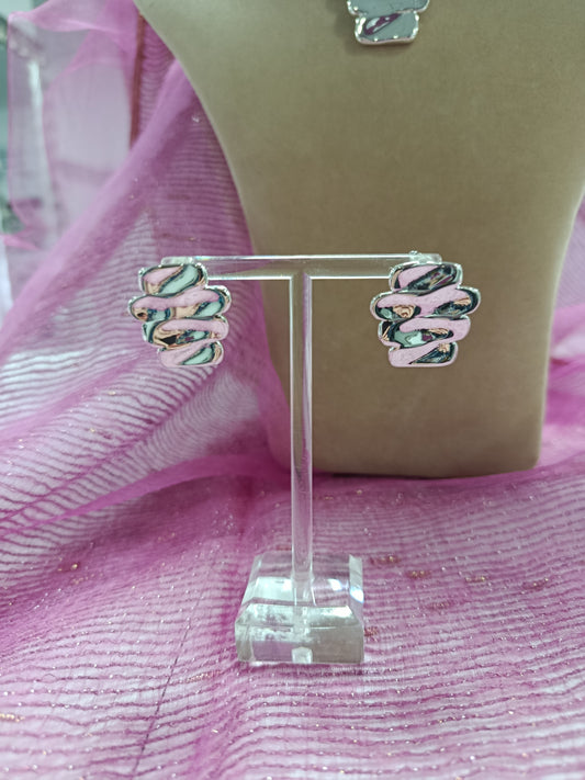 Pendientes acero pegados, Moments