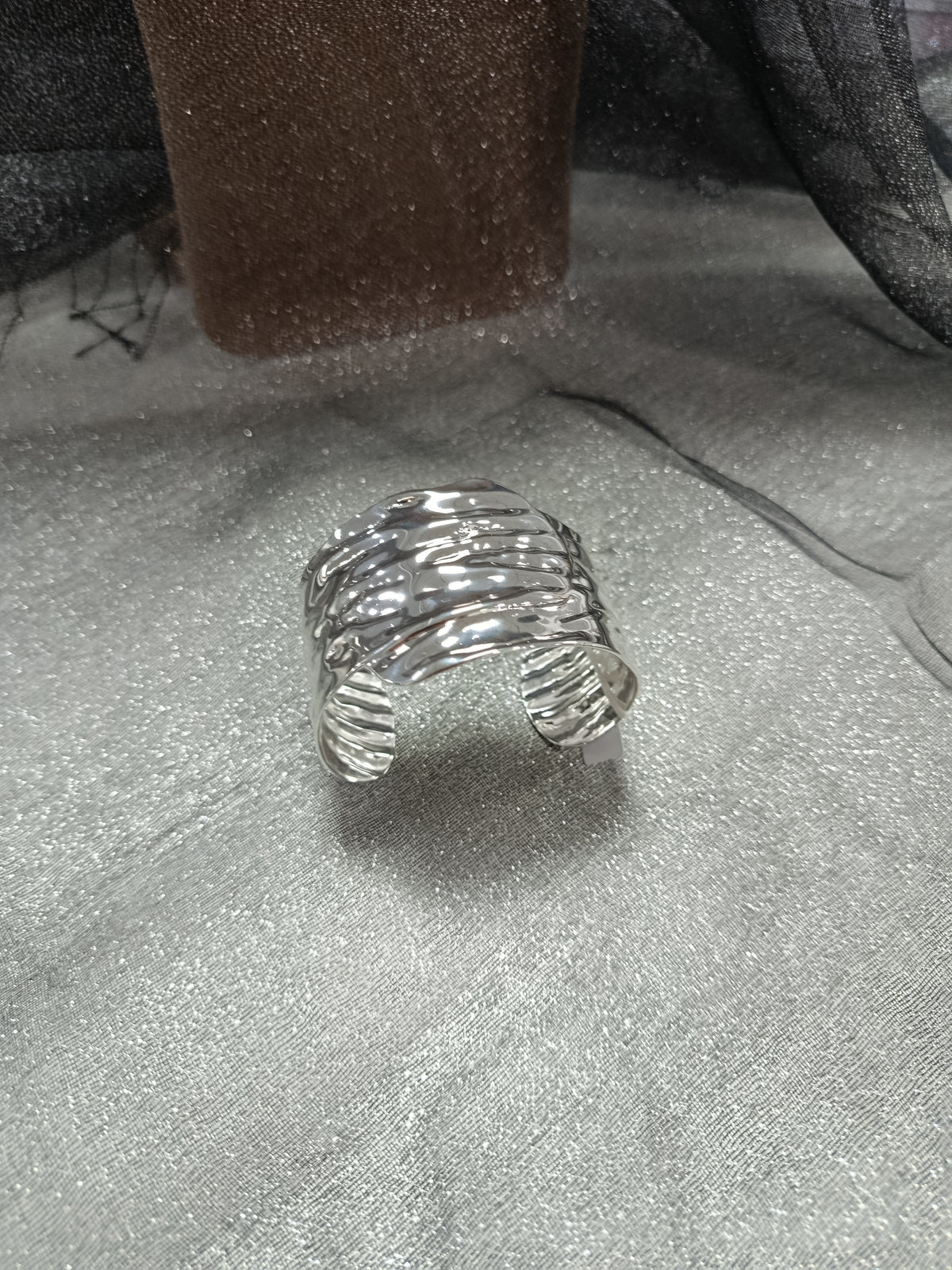 Brazalete abierto acero, Moments