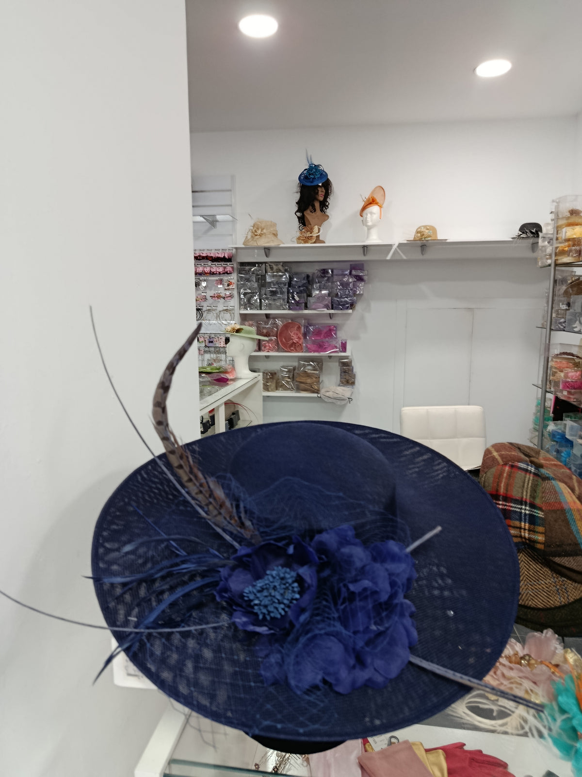 Pamela azul marino , 44 cm. De diámetro co diadema